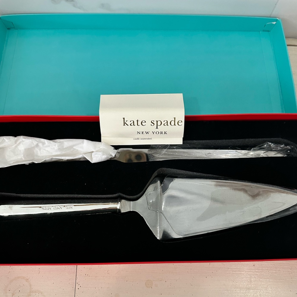 Kate Spade cake cutting set. Never used! In box. Handle says “Mr. And Mrs”.